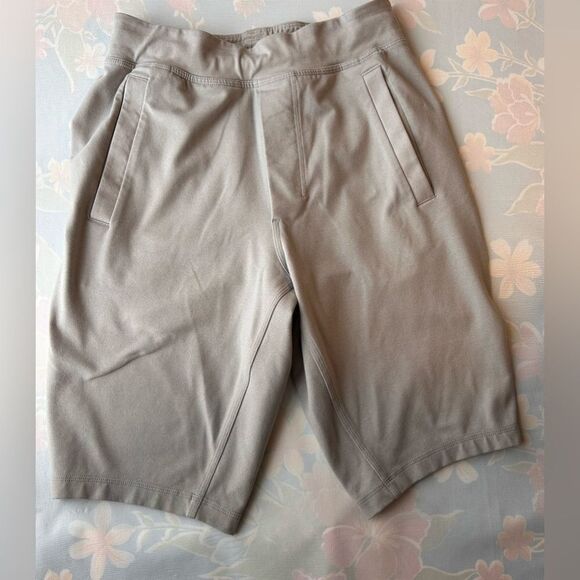 Lululemon Sweat Short Men Small Gray Pockets Drawstring 11" inseam  EUC - Picture 1 of 9